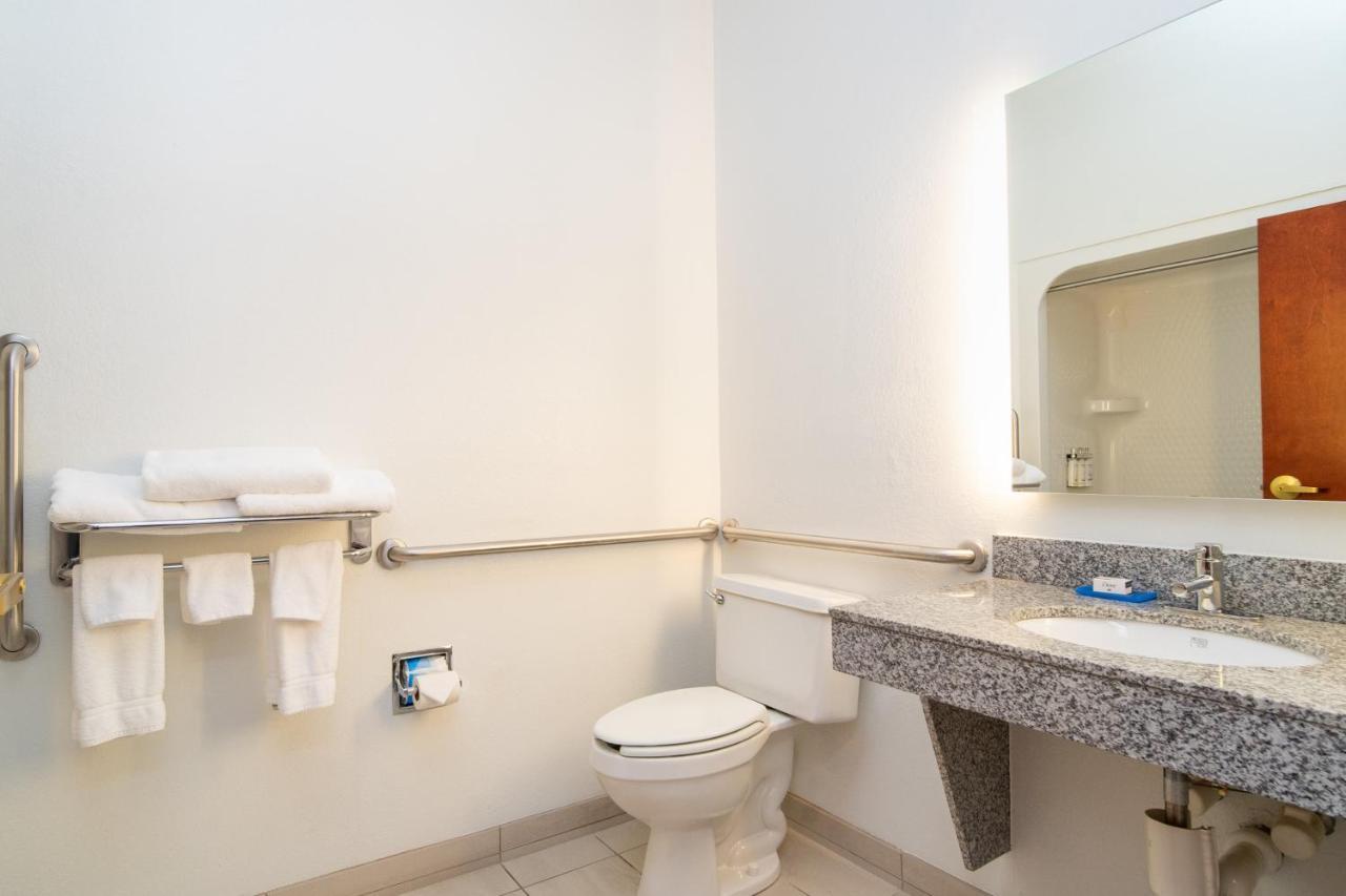 Holiday Inn Express Hotel & Suites Bedford By Ihg Ngoại thất bức ảnh