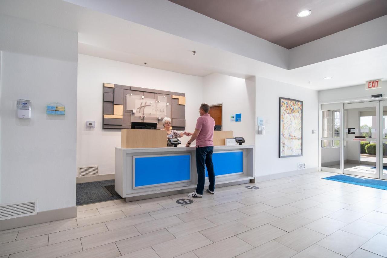 Holiday Inn Express Hotel & Suites Bedford By Ihg Ngoại thất bức ảnh