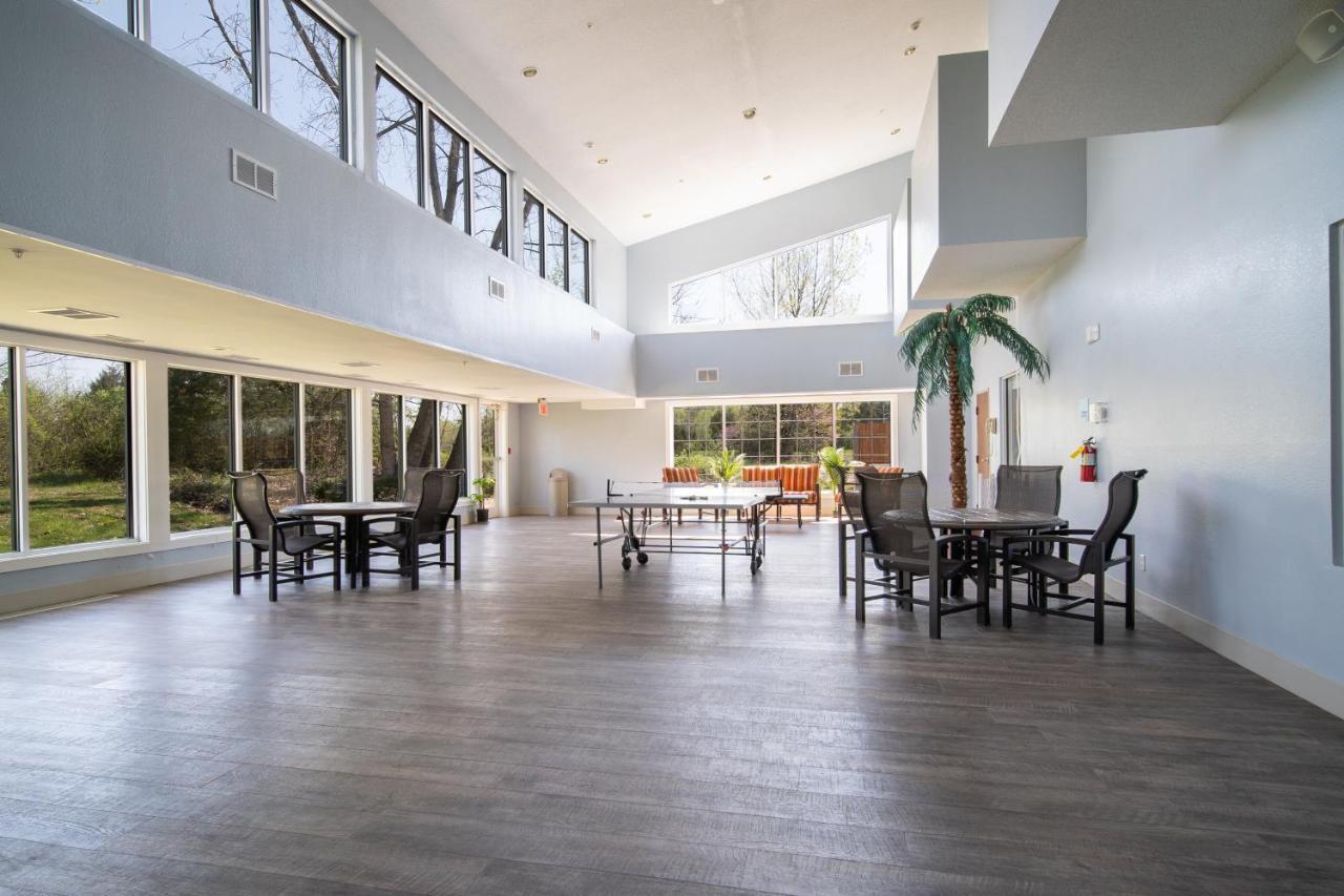 Holiday Inn Express Hotel & Suites Bedford By Ihg Ngoại thất bức ảnh
